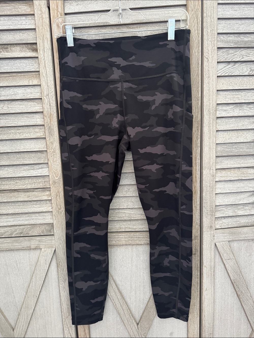 Athleta ultimate Camo 7/8 tight Women Black Grey Leggings size medium
